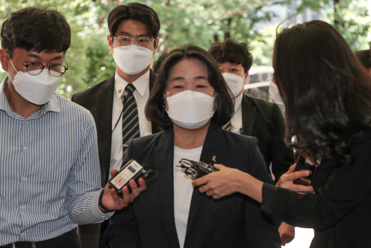 정의기억연대 후원금 유용 혐의 등으로 기소된 무소속 윤미향 의원이 17일 오후 서울 마포구 서부지법에서 열리는 2차 공판에 출석하고 있다.  연합뉴스